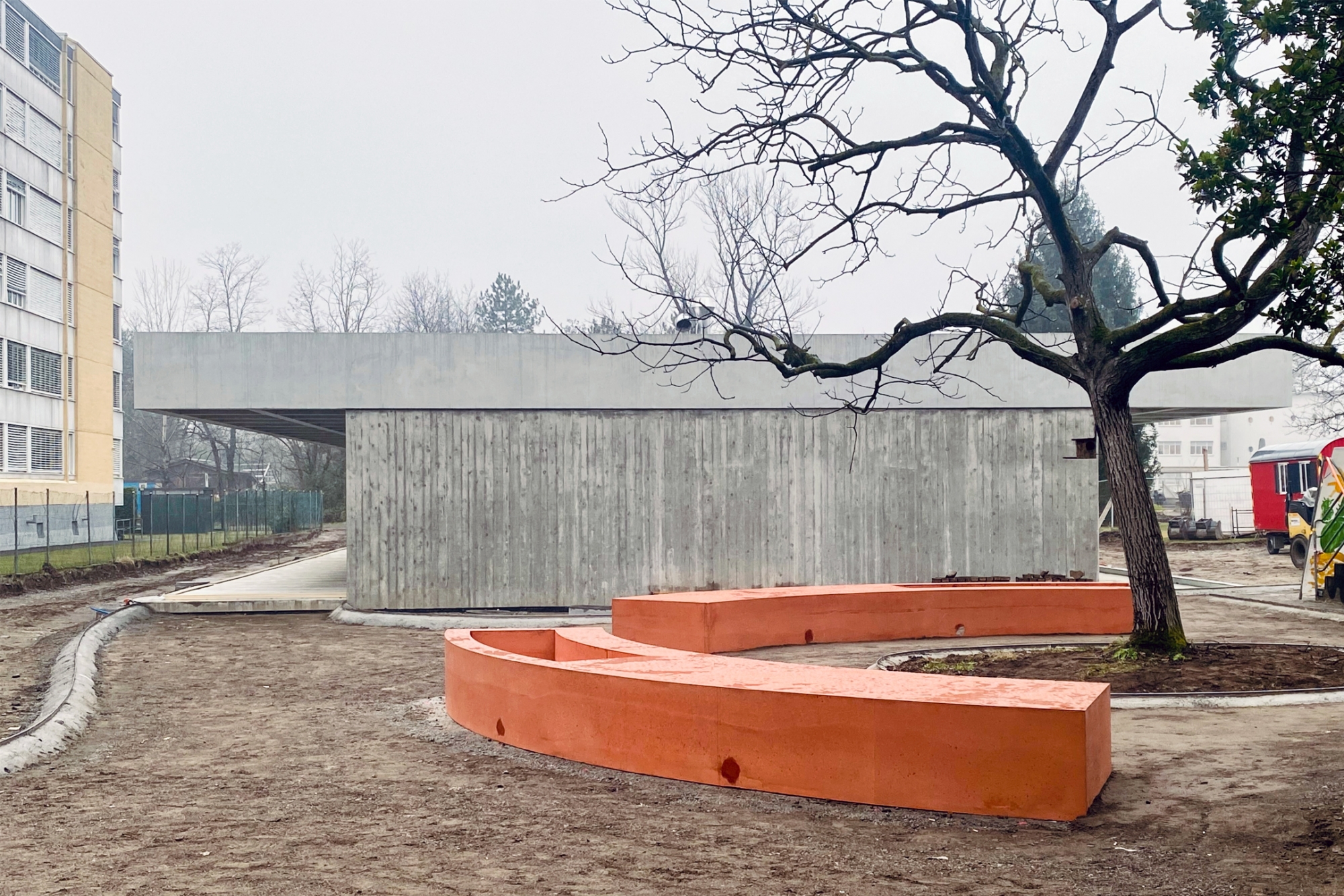 Le nuove panche diventano luogo di lezioni e giardinaggio; con vasi integrati, i bambini imparano all'aria aperta, seduti su sculture di cemento colorato che sembrano usciti da un mondo di fantasia. un modo divertente e pratico per imparare e coltivare la curiosità!
 